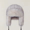 Detalle del gorro de aviador en piel sintética con degradado blanco y azul y orejeras - Talla única / Zorro Ártico Blanco