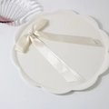 Barrette à cheveux avec nœud en satin blanc crème sur un plateau en céramique élégant - Blanc Lait