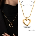Collier chaîne serpent avec pendentif cœur doré, mesures détaillées et vue sur mannequin - Collier Coeur 029 Uniquement