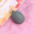 Realistischer Melonen-Anhänger aus Harz mit strukturierter grüner Schale und Metallöse - mit Haken / Hami-Melone