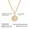 Dettaglio della catena a croce in acciaio 41+5cm con pendente luna di 1,5cm - Collana con ciondolo a luna dorata (YYN025249)