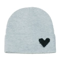 Detalle del gorro de punto azul claro con estampado de corazón negro y textura suave - M (56-58cm) / Gris