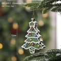 Groen kerstboomornament met witte suikerglazuur en glitters hangend aan een tak - Kerstboom