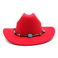 Detail eines roten Cowboyhuts mit geflochtenem Lederband und Türkis-Edelstein-Akzenten - M (56-58cm) / Rot