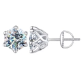 Détail macro d'une boucle d'oreille en moissanite argentée avec serti à six griffes - Puces 6 Griffes Dentelle Moissanite Blanche 0.5ct