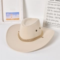 Cappello da cowboy in lana beige con corda intrecciata dorata in un set minimalista - Bianco Sporco