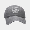 Détail de la casquette de baseball en coton délavé gris avec slogan blanc et visière courbée - Réglable / Gris
