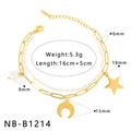 Detalle de una pulsera de doble capa en acero dorado con colgantes de estrella y luna - Estilo de Estrella Luna y Perla Dorada (NB-B1214)
