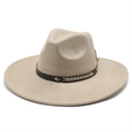 Détail d'un chapeau en suédine beige avec bande en cuir tressé et rivets dorés losanges - Chameau Clair