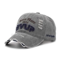 Détail de la casquette de baseball en coton gris lavé avec broderie 3D et usures - Taille unique (réglable 56-60 cm) / Gris