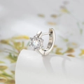 Pendiente de aro individual de plata con circonita transparente en seis garras - Estilo Zirconia Blanca de Seis Garras / Zirconia blanca en tono plateado (Pieza única)