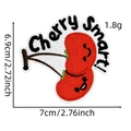 Dettaglio ricamo della toppa Cherry Smarty con misure precise di 7 cm e peso di circa 1,8 g - Ciliegia Rossa (Cherry Smarty)