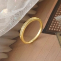 Eleganter minimalistischer Ring mit 18k Goldbeschichtung und einer Reihe weißer Zirkonia - 15 Zirkone Größe 9