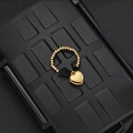 Dettaglio anello elastico con perline dorate, grani neri e ciondolo a forma di cuore - Taglia unica / Oro con perline nere cuore