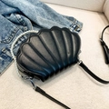 Bolso negro con forma de concha, asa de perlas y textura de cuero acolchado - Negro