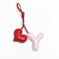 Dettaglio del ciondolo per borsa in pelle fatto a mano con cuore e lettera Y rosa - Rosa Chiaro con Cuore Rosso Vivo