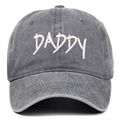 Détail de la broderie DADDY blanche sur une casquette en denim délavé gris foncé - Taille unique / Gris