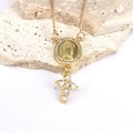 Nahaufnahme einer goldenen Halskette mit Marienanhänger und Zirkonia-Kreuz auf Stein - Jungfrau von Guadalupe Medaille & Kreuz (Stil 5)