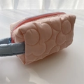 Dettaglio della borsa trapuntata rosa con fiori, cerniera blu e comodo manico - Rosa
