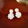 Dettaglio di eleganti orecchini a fiore bianco con perle finte su seta rossa - Fiore a grappolo bianco (perno in argento S925)