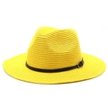 Detalle de sombrero de paja amarillo con textura de tejido fino y correa de cuero negro - M (56-58cm) / Amarillo