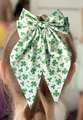 Barrette nœud blanc avec trèfles verts et étoiles dorées sur cheveux châtains - Blanc avec trèfle vert et étoiles dorées