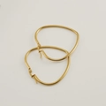 Detailaufnahme der klobigen vergoldeten herzförmigen Creolen aus Edelstahl für Damen - Herz-Stil / 48*55mm / Gold