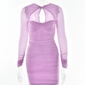 Dettaglio del vestito viola arricciato in mesh con maniche lunghe e sexy design cut-out - M / Viola