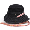 Detail eines schwarzen Jeans-Anglerhuts mit gemustertem Schmetterlingsband für Damen - M (56-58cm) / Schwarz