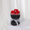 Dettaglio di un bouquet di rose di sapone rosse in tweed bianco e nero con nastro - Decoro Erba (Senza Borsa) / Rosso