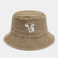 Detalle de gorro de pescador en algodón lavado caqui con bordado de vaca blanca - Caqui