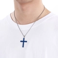 Heren kruisketting van titaniumstaal in donkerblauw en zilver gedragen door een model - Blauw (KN199329-KLHQ)
