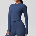 Dettaglio delle cuciture e del tessuto della giacca da yoga blu navy con zip intera - S / Blu Navy