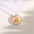 Ciondolo fatto a mano in resina con fiori secchi gialli e rosa in una cornice dorata - Stile 3