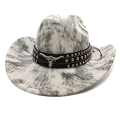 Detail eines Cowboyhuts mit Marmortextur und silbernem Stierkopf-Emblem am Hutband - M (56-58cm) / Tie-Dye Grau