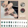 Korte kunstnagels met groen en rood marmerontwerp en glanzende bloemdecoraties - Donkergroen Rood Smudge 3D Hart Stijl (D727) / 24 Stuks/Doos (Met Lijm)