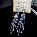 Dettaglio di orecchini a nappa quadrati in argento con zirconi cubici scintillanti - Argento