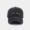 Détail de la broderie blanche 'STAY WILD' sur casquette en denim délavé anthracite - Noir