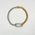 Makroaufnahme von zweifarbigem Armband mit mikro-gefasster Zirkonia-Schnalle - Silberner Zirkon