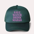 Dettaglio del cappello trucker verde scuro con stampa vintage Save Water Drink Margs - Verde Scuro