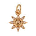 Detailopname van een gouden zonnestralen hanger met sprankelende ingelegde strass - Zon
