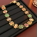 Nahaufnahme der Vintage-Goldhalskette mit bunten Emaille-Gliedern und Edelsteinen - Halskette Gold Bunt