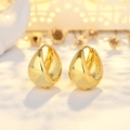 Vista macro de pendientes de gota dorados minimalistas con un acabado de espejo pulido - Platino Brillante