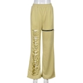 Dettaglio dei pantaloni larghi a vita alta giallo zenzero con strappo e tasca con zip - S / Cachi