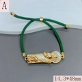 Dettaglio macro del ciondolo San Giuda con zirconi su bracciale in corda intrecciata verde - Stile Corda Verde (A)