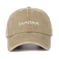 Gedetailleerd overzicht van de gewassen kaki baseballpet met wit HUNTRX borduurwerk detail - Khaki
