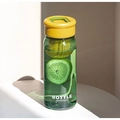Vista ravvicinata della borraccia verde con tappo giallo e infusore per tè integrato - 650ml / Giallo