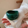 Onregelmatige golvende dikke armband in donkergroen getoond op de hand van een model - Donkergroen gepolijste stijl / Groen