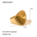 Détail d'une bague en acier inoxydable plaqué or 18 carats au design torsadé - US 6