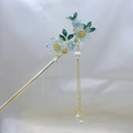 Bastoncino per capelli cinese con fiori azzurri, foglie verdi e nappe di perle - Blu